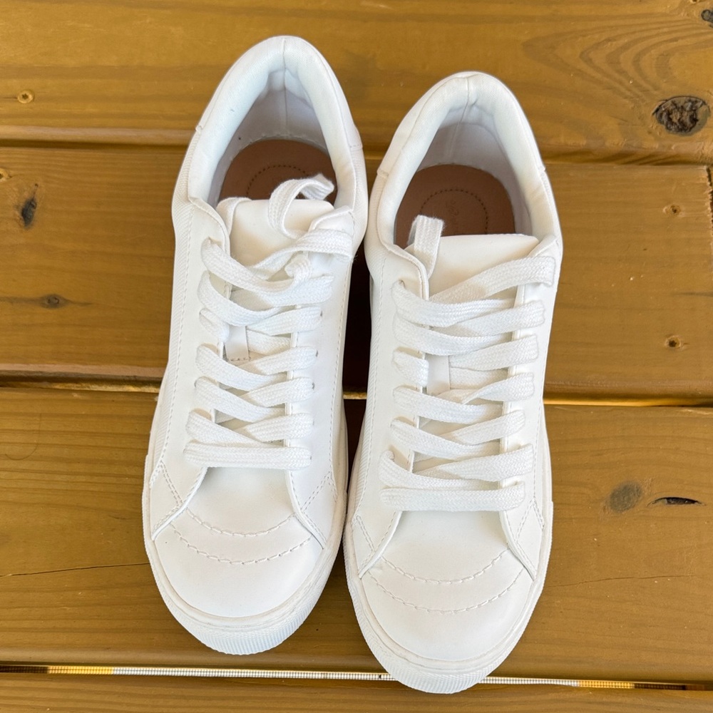 Universal Thread White Casual Sneakers